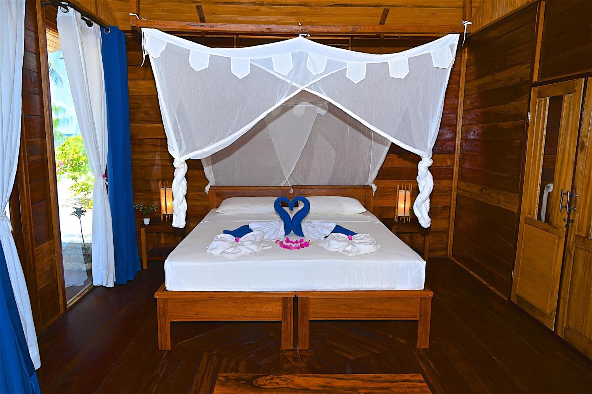 Agusta Eco Resort Pulau Mansuar Buitenkant foto