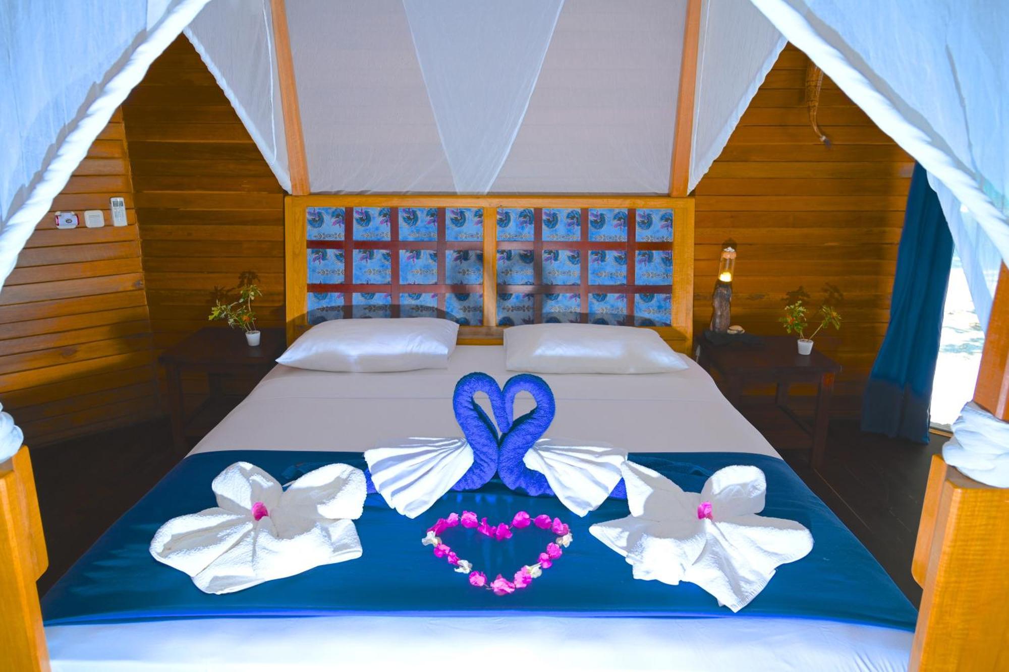 Agusta Eco Resort Pulau Mansuar Buitenkant foto